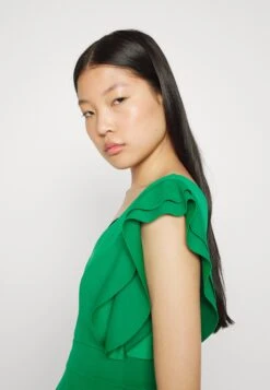 Wal G Danya Ruffle Sleeve Zip Skater Dress - Jerseyjurk - Leaf Green 9 Wal G Danya Ruffle Sleeve Zip Skater Dress - Jerseyjurk - Leaf Green -Wal G 22b0a2629fb442028777d1ea34afc3b4