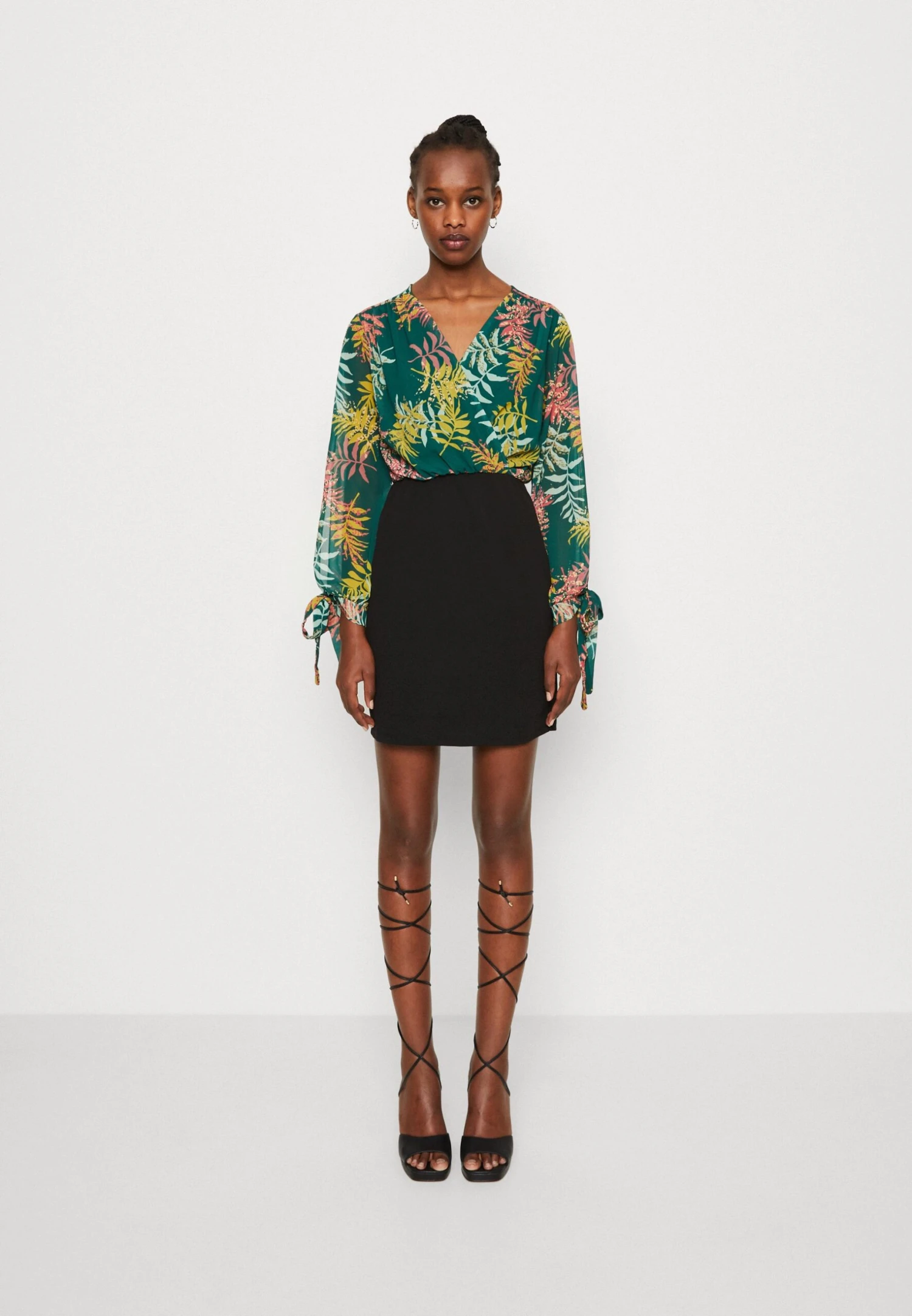 Wal G Cruise Collection Tropical Contrast Mini Dress - Jurk - Multicoloured 1 Wal G Cruise Collection Tropical Contrast Mini Dress - Jurk - Multicoloured