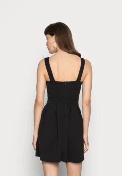 Wal G Pleated Fit And Flare - Cocktailjurk - Black -Wal G a33221193f0041f9a694f0a88234b694