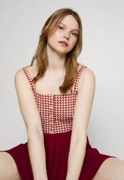 Wal G Zara Pleated Skater Skirt - A-Lijn Rok - Berry Wine -Wal G fcdcb8591e11492a9345b305c071a6e1